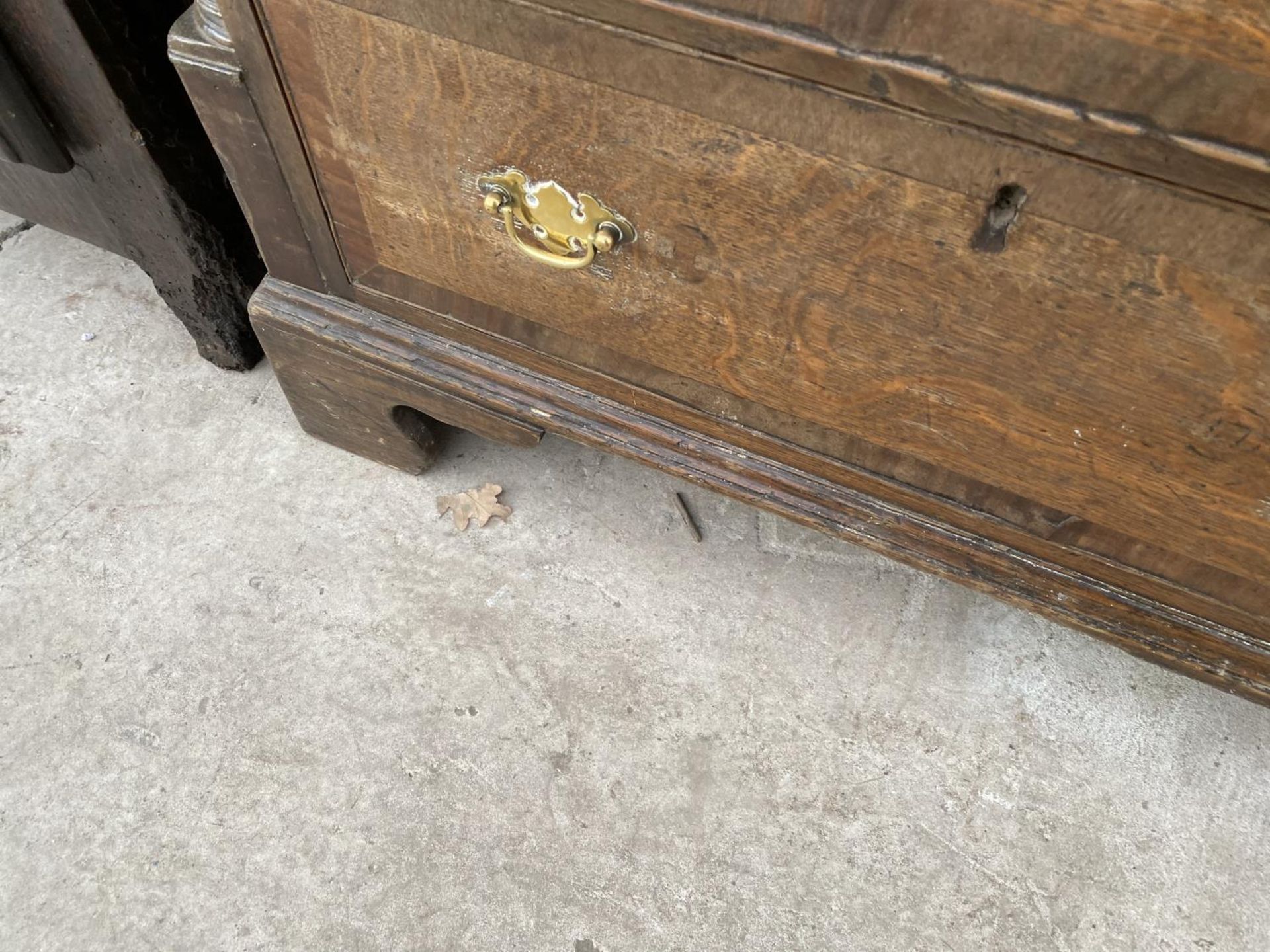 A 19TH CENTURY OAK DRESSER BASE WITH TWO DOORS, TWO SMALL AND SIX LONG DRAWERS (REQUIRES REPAIRS - Image 7 of 7