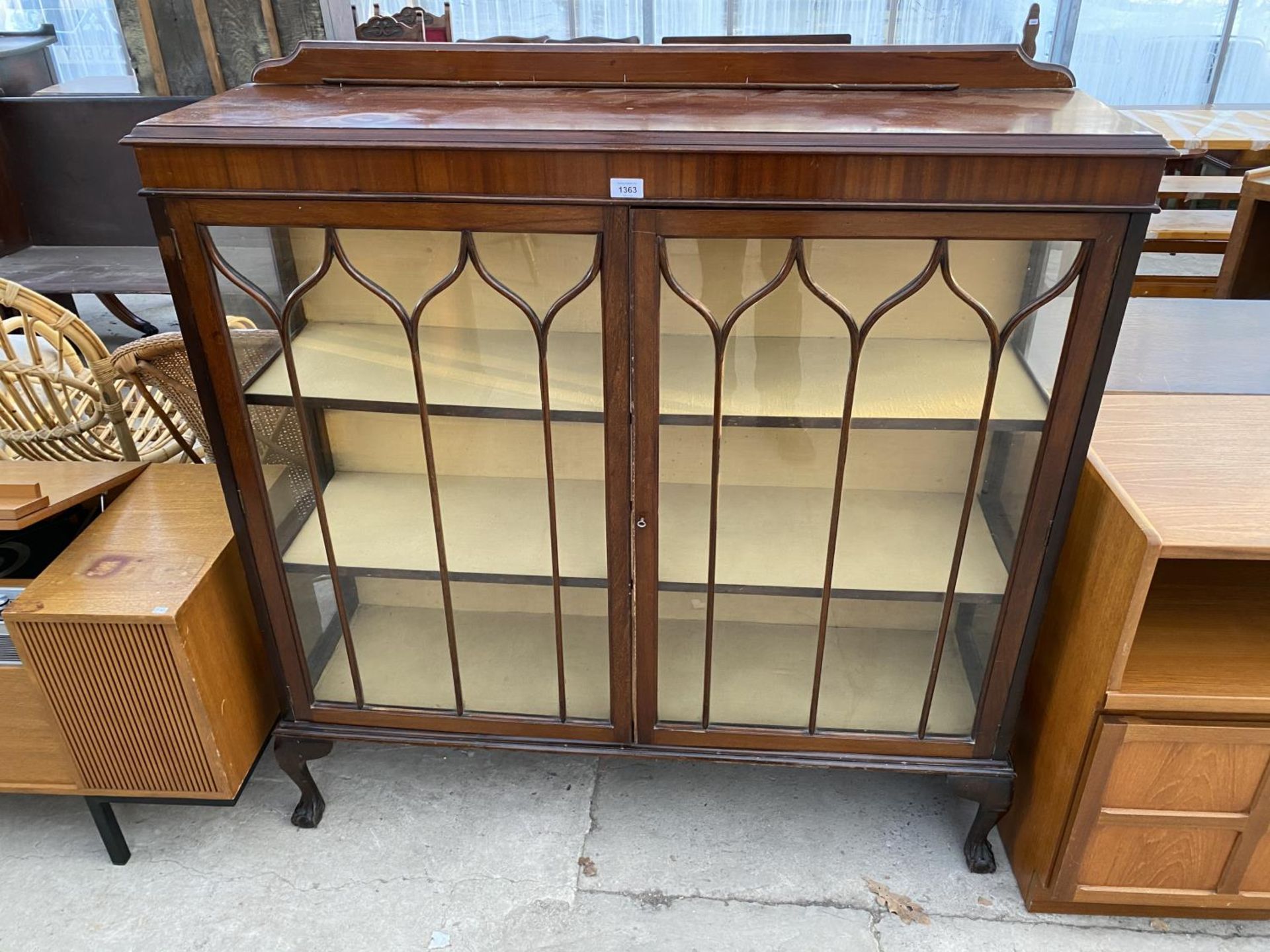 A MAHOGANY CHINA CABINET WITH TWO GLAZED PANEL DOORS AND SIDE PANELS