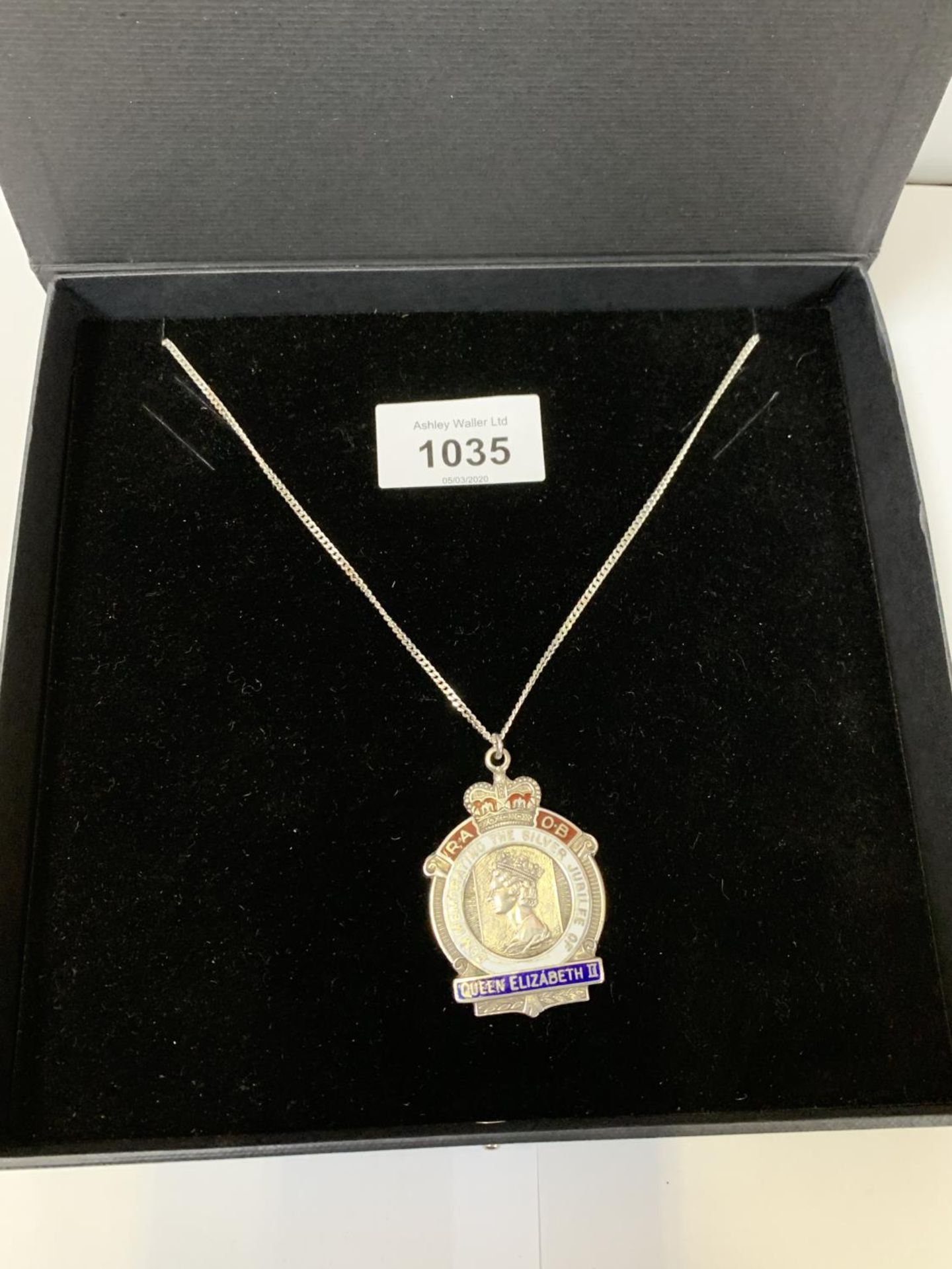 A SILVER CHAIN WITH JUBILEE MEDAL, BOXED