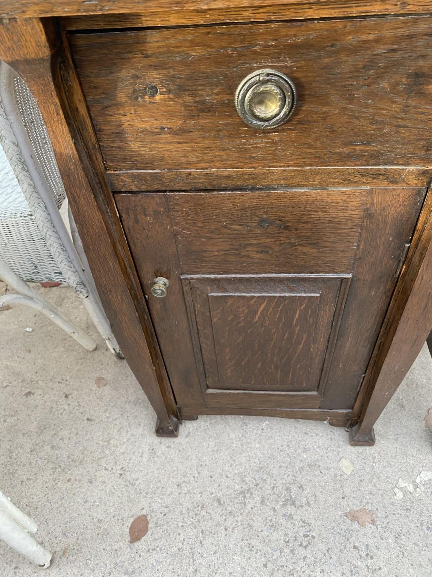 AN OAK POT CUPBOARD WITH ONE DOOR AND ONE DRAWER - Image 3 of 3