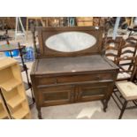 AN OAK WASH STAND ON BARLEY TWIST SUPPORTS WITH TWO DOORS, ONE DRAWER AND UPPER MARBLED