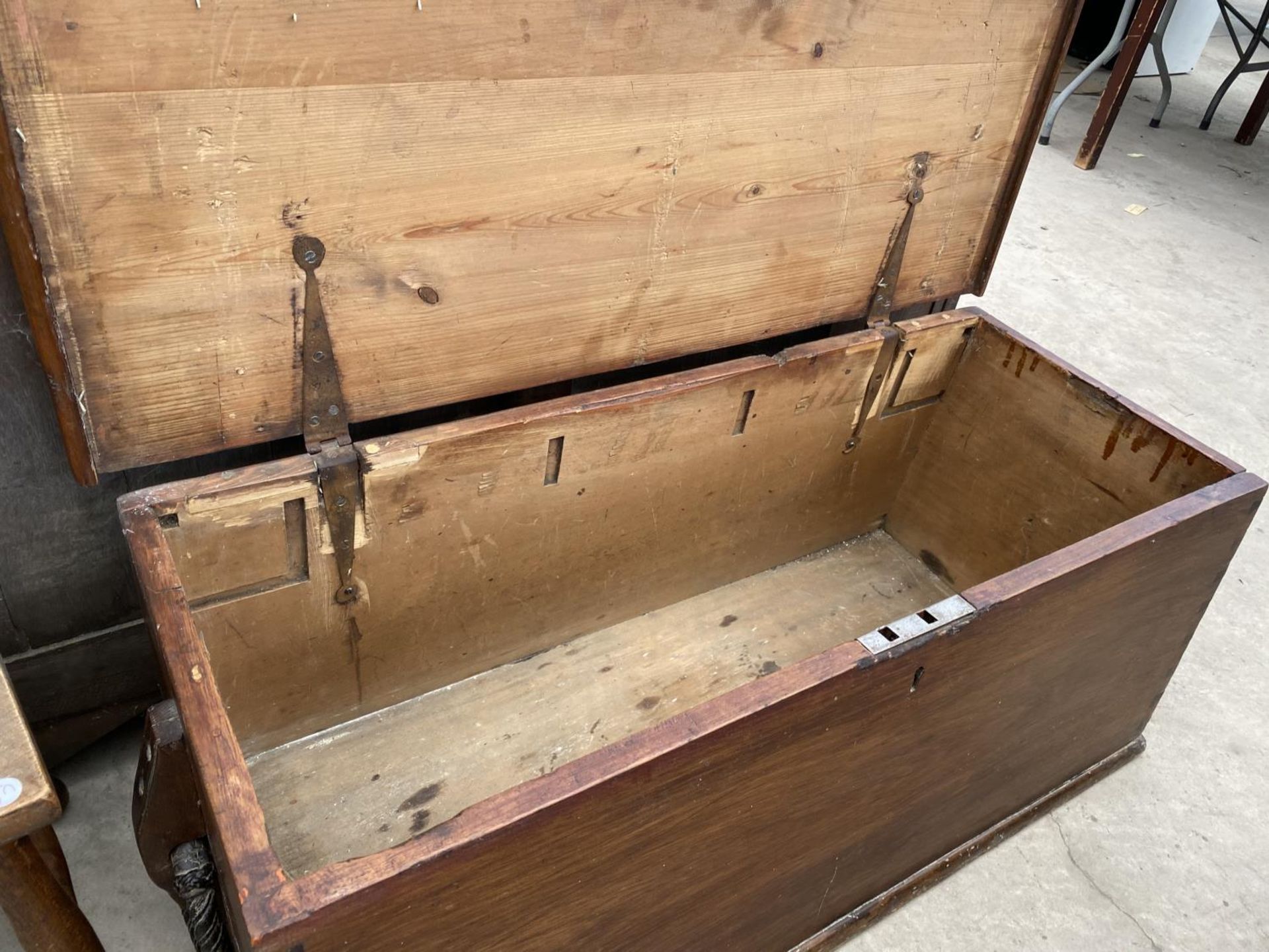 A PINE BLANKET CHEST - Image 4 of 5