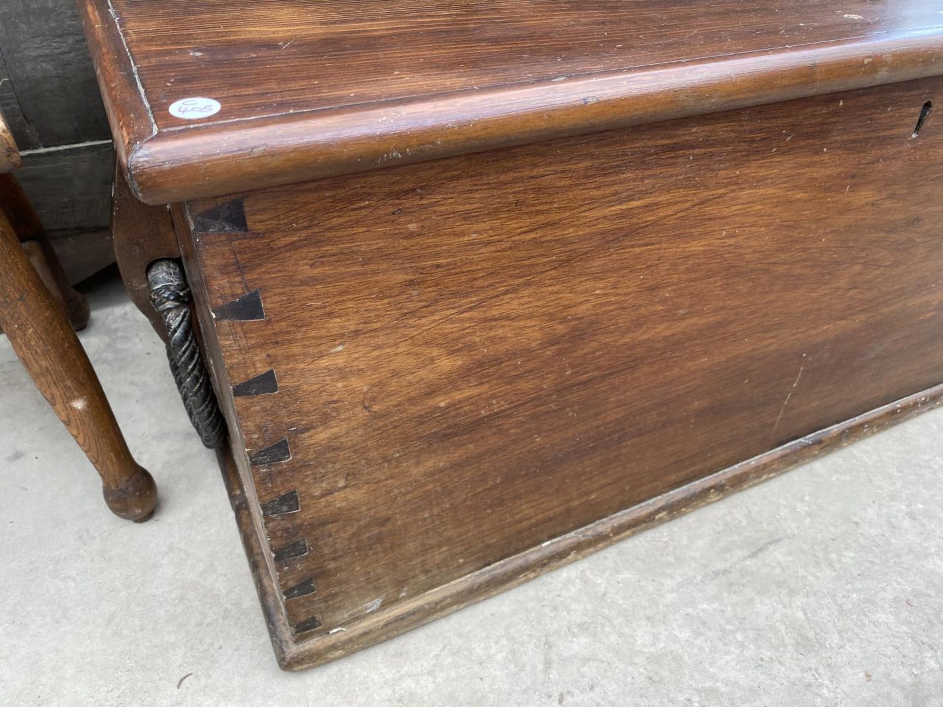 A PINE BLANKET CHEST - Image 3 of 5