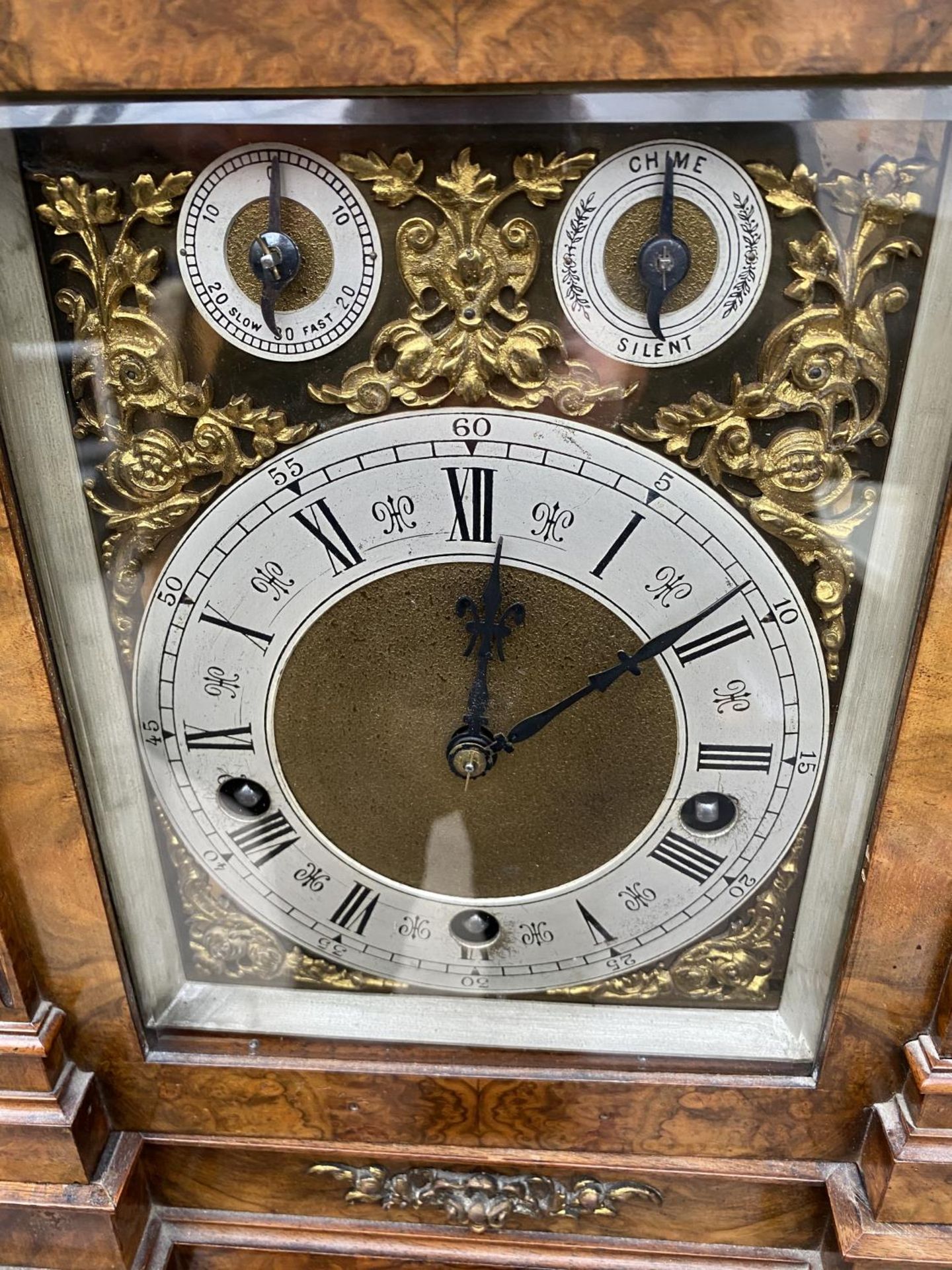 A CIRCA 1890 WALNUT BRACKET CLOCK BY LENZKIRCH, GERMANY, HAVING EIGHT DAY MOVEMENT WITH STRIKING AND - Image 2 of 16