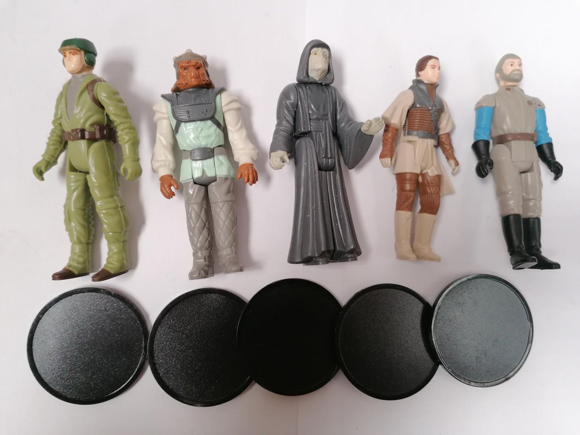 A GROUP OF FIVE 1980'S STAR WARS FIGURES COMPLETE WITH BASES