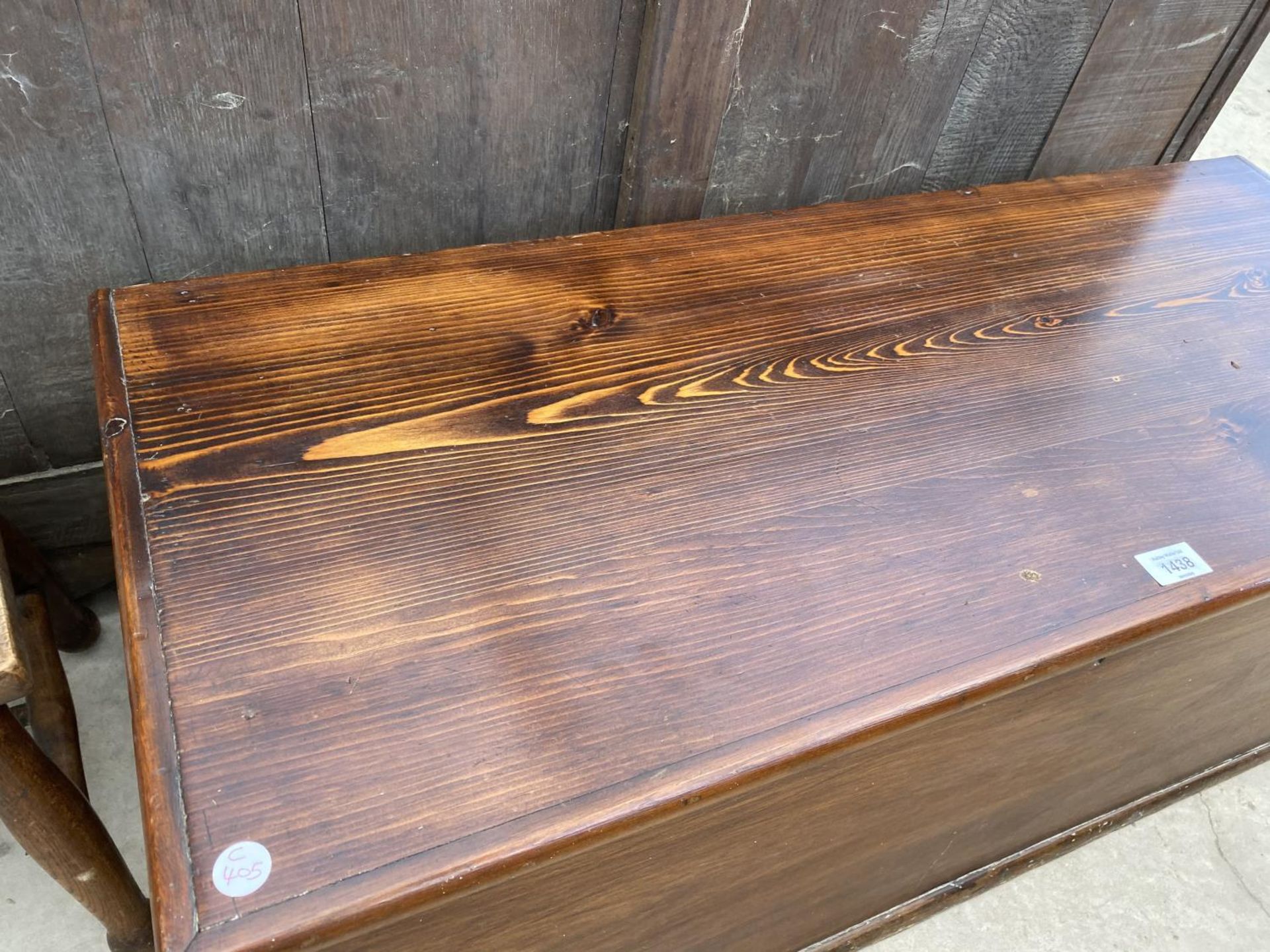 A PINE BLANKET CHEST - Image 2 of 5