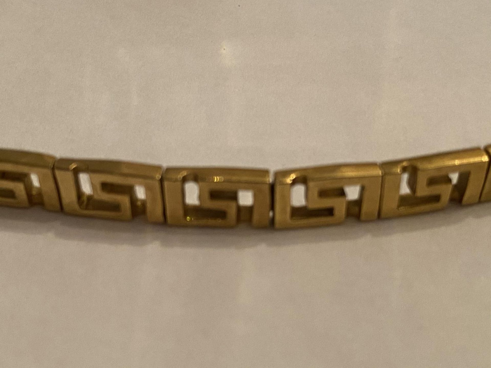 AN 18 CARAT YELLOW GOLD GREEK KEY DESIGN BRACELET WITH SAFETY CHAIN - LENGTH 19 CM APPROX, WEIGHT - Image 2 of 2