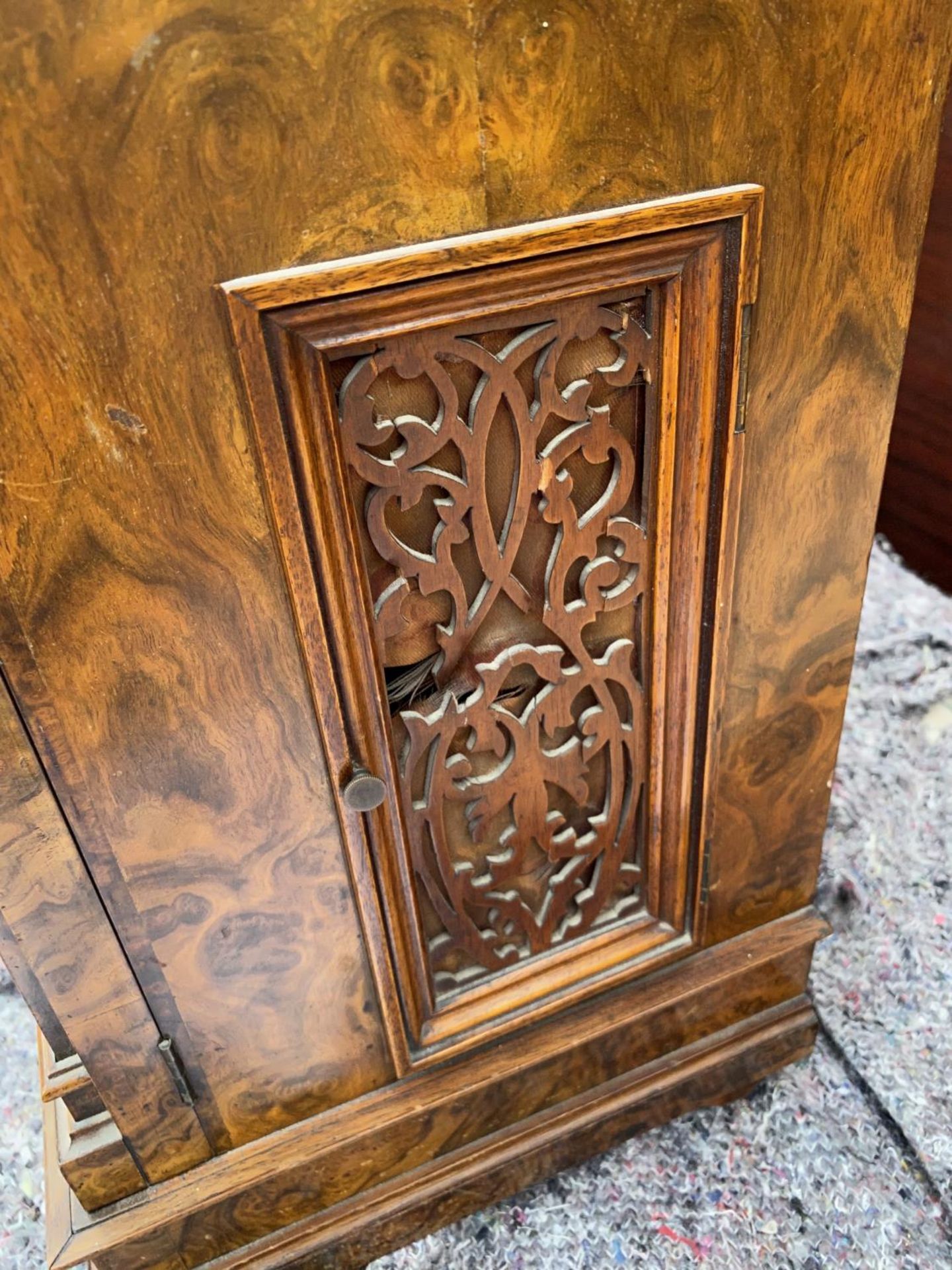 A CIRCA 1890 WALNUT BRACKET CLOCK BY LENZKIRCH, GERMANY, HAVING EIGHT DAY MOVEMENT WITH STRIKING AND - Image 6 of 16