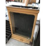 A VINTAGE SMALL GLASS FRONTED DISPLAY CABINET (NO SHELVES)
