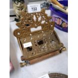 A VINTAGE BRASS ORNATE TOILET ROLL HOLDER