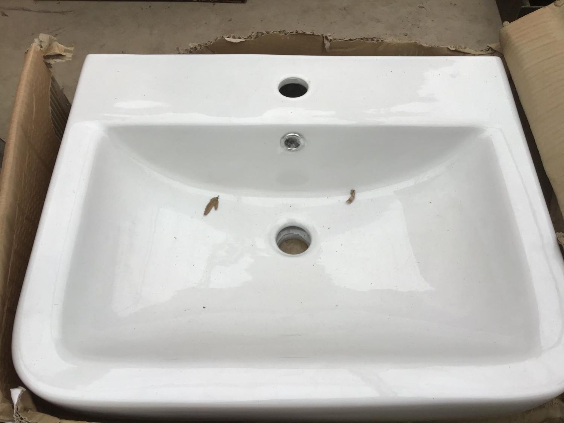 AN AS NEW AND BOXED VICTORIA PLUMB WHITE WASH BASIN 550 BAS1004