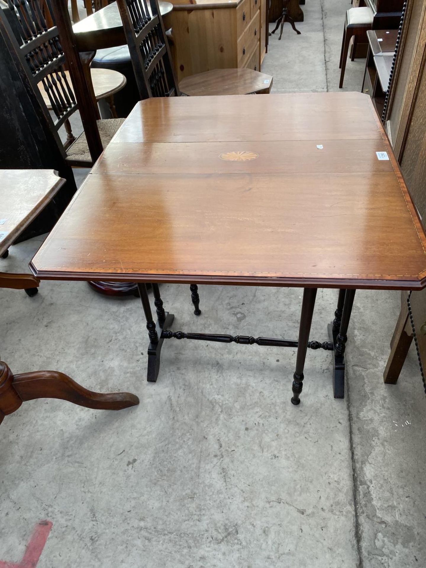 AN INLAID MAHOGANY DROP LEAF DINING TABLE ON TURNED SUPPORTS