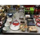 A COLLECTION OF ASSORTED ITEMS TO INCLUDE CERAMIC PLATES, BOWLS ETC TOGETHER WITH MIXED GLASSWARE
