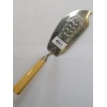 A GEORGIAN HALLMARKED SILVER PIERCED FISH SLICE WITH BONE EFFECT HANDLE