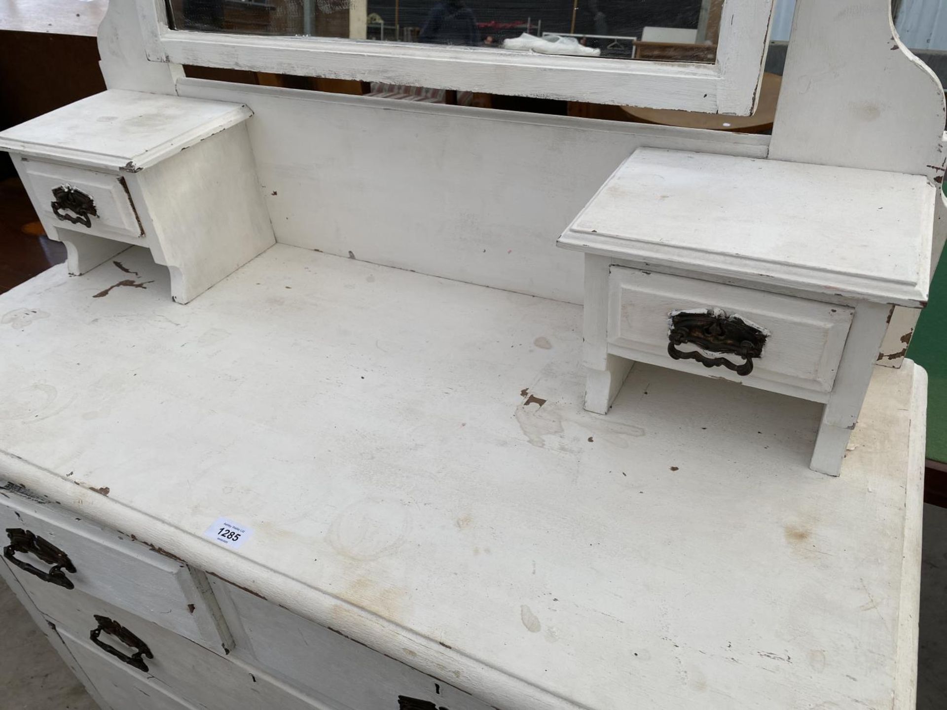 A WHITE PAINTED DRESSING TABLE WITH TWO LONG AND TWO SHORT DRAWERS, TWO SMALL UPPER DRAWERS AND - Image 3 of 4