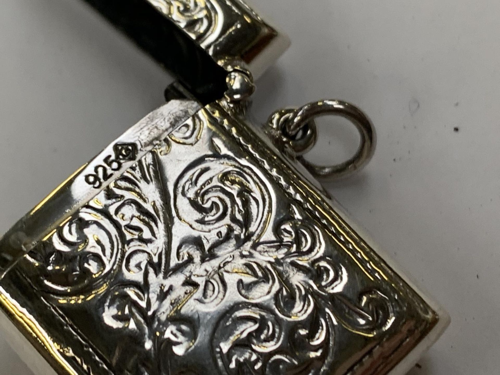 A SILVER VESTA CASE WITH PAINTED ENAMEL HORSE DESIGN - Image 2 of 3