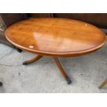 AN INLAID YEW WOOD COFFEE TABLE ON CENTRE PEDESTAL SUPPORT