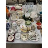 A LARGE QUANTITY OF CERAMICS TO INCLUDE EXAMPLES FROM ROYAL DOULTON, CROWN DEVON ETC