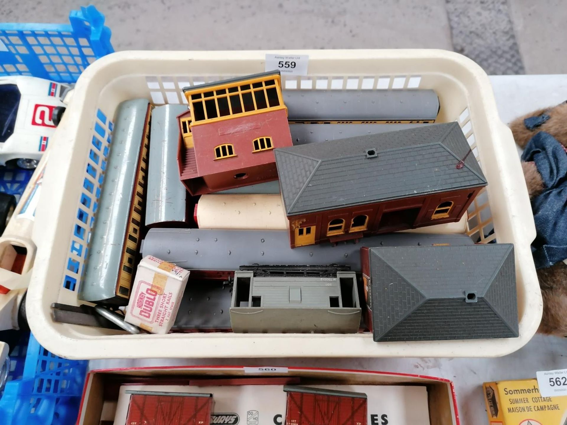 A BOX OF ASSORTED MODEL RAILWAY BUILDINGS ETC