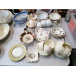 A MIXED GROUP OF CERAMICS TO INCLUDE 19T CENTURY BLUE AND WHITE RETICULATED BOWL, A/F, FURTHER