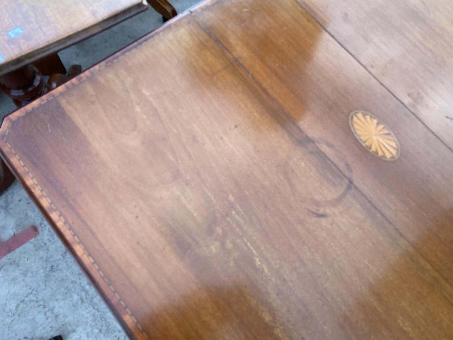 AN INLAID MAHOGANY DROP LEAF DINING TABLE ON TURNED SUPPORTS - Image 2 of 4