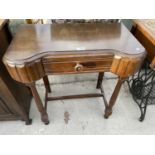 AN OAK SIDE TABLE WITH ONE DRAWER