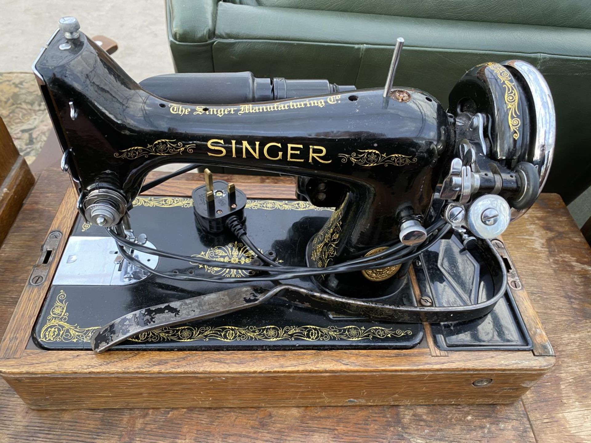 A SINGER ELECTRIC SEWING MACHINE ON A TREADLE BASE - Image 3 of 4
