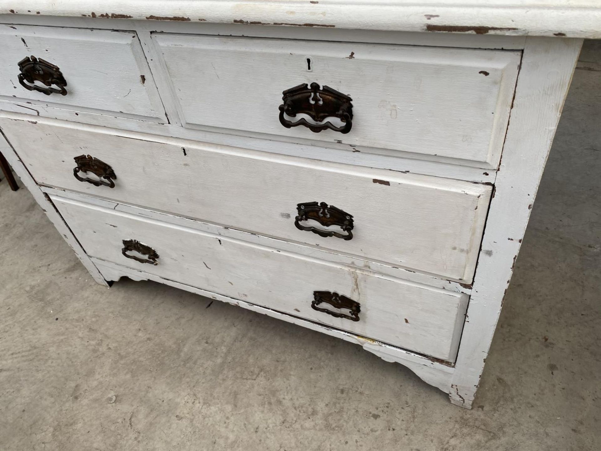 A WHITE PAINTED DRESSING TABLE WITH TWO LONG AND TWO SHORT DRAWERS, TWO SMALL UPPER DRAWERS AND - Image 4 of 4