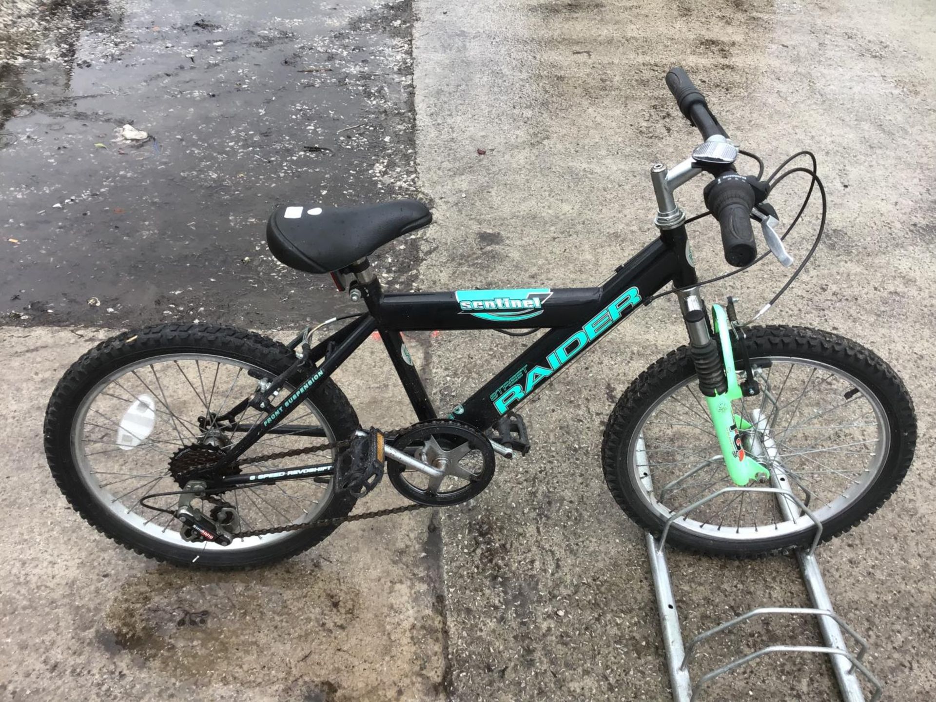 A SENTINEL STREET RAIDER BIKE WITH A SIX SPEED REVOSHIFT SHIMANO GEAR SYSTEM