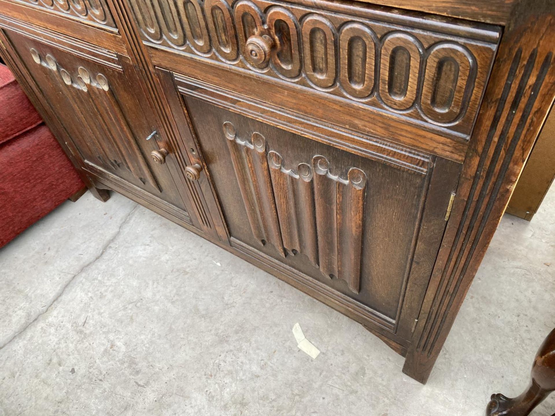 A PRIORY STYLE DRESSER WITH TWO DOORS, TWO DRAWERS AND UPPER PLATE RACK - Image 4 of 4