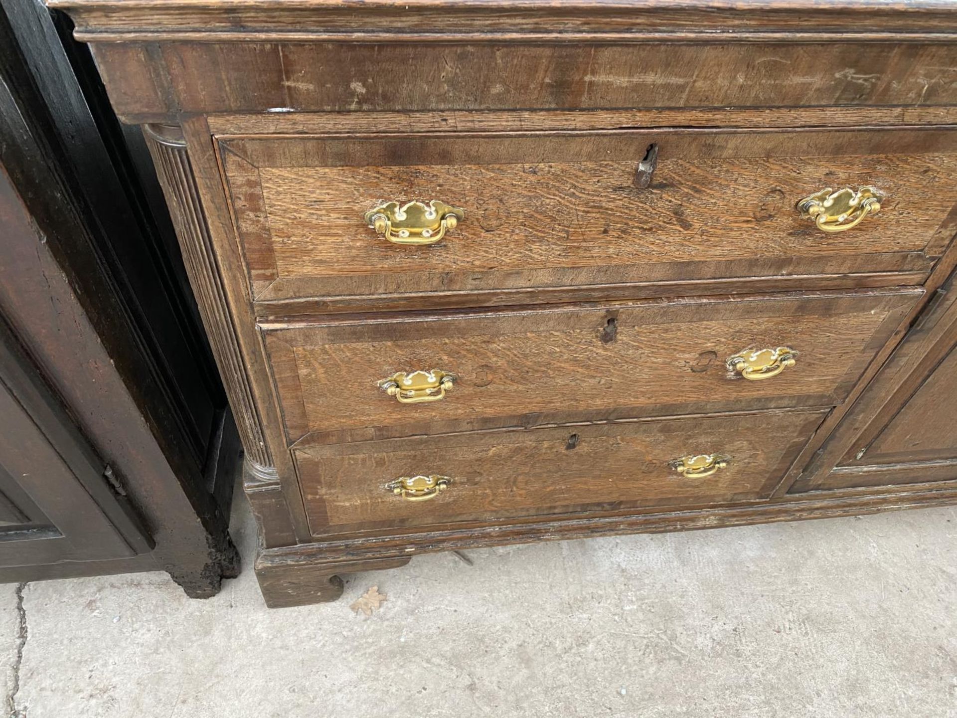 A 19TH CENTURY OAK DRESSER BASE WITH TWO DOORS, TWO SMALL AND SIX LONG DRAWERS (REQUIRES REPAIRS - Image 3 of 7