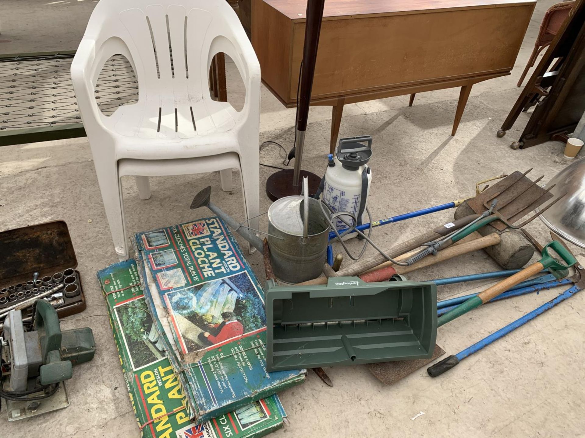 A LARGE COLLECTION OF GARDEN ITEMS TO INCLUDE TWO PLASTIC CHAIRS, TOOLS, GALV WATERING CAN, AND