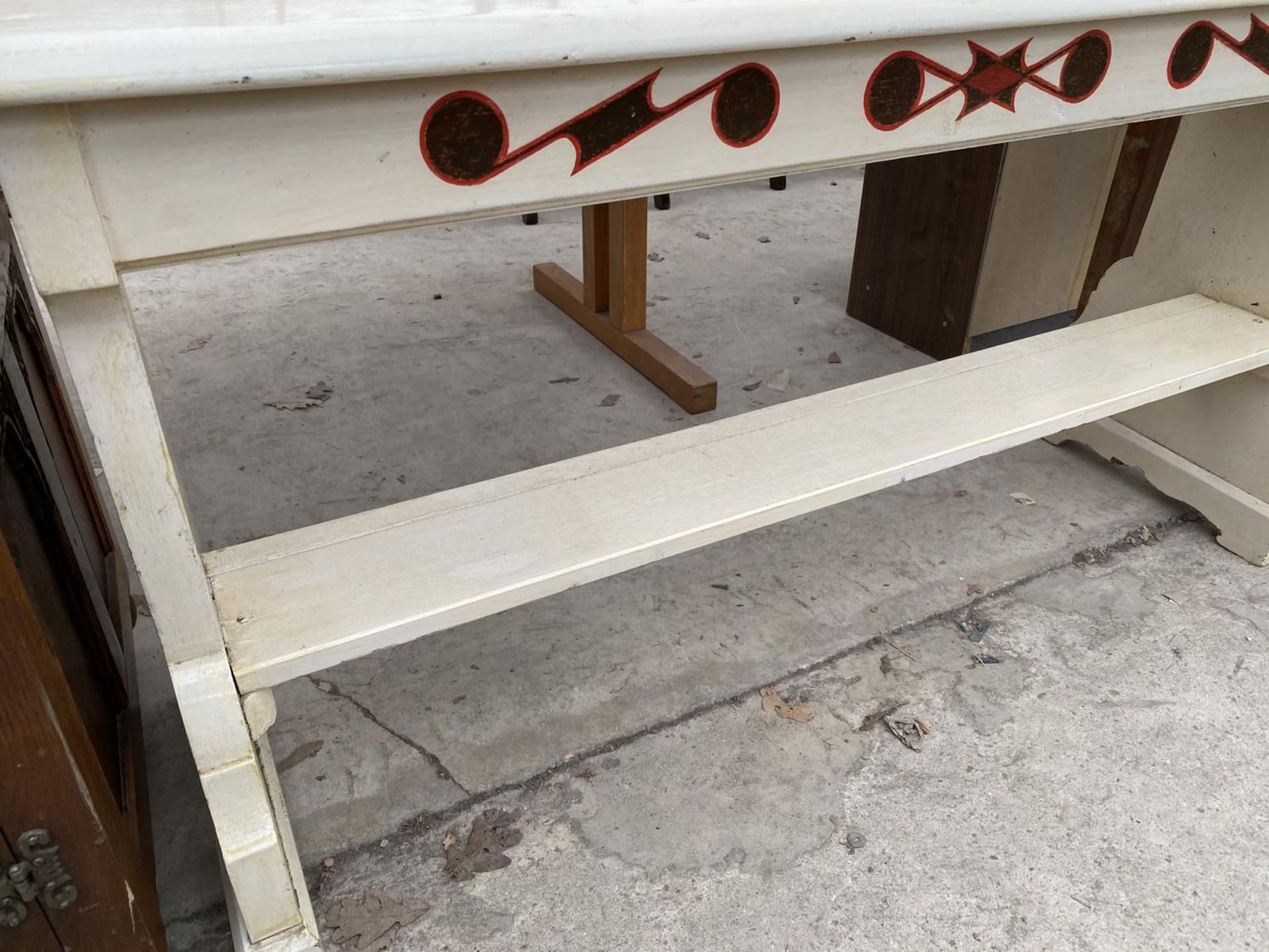 A WHITE PAINTED BENCH SEAT - Image 2 of 3