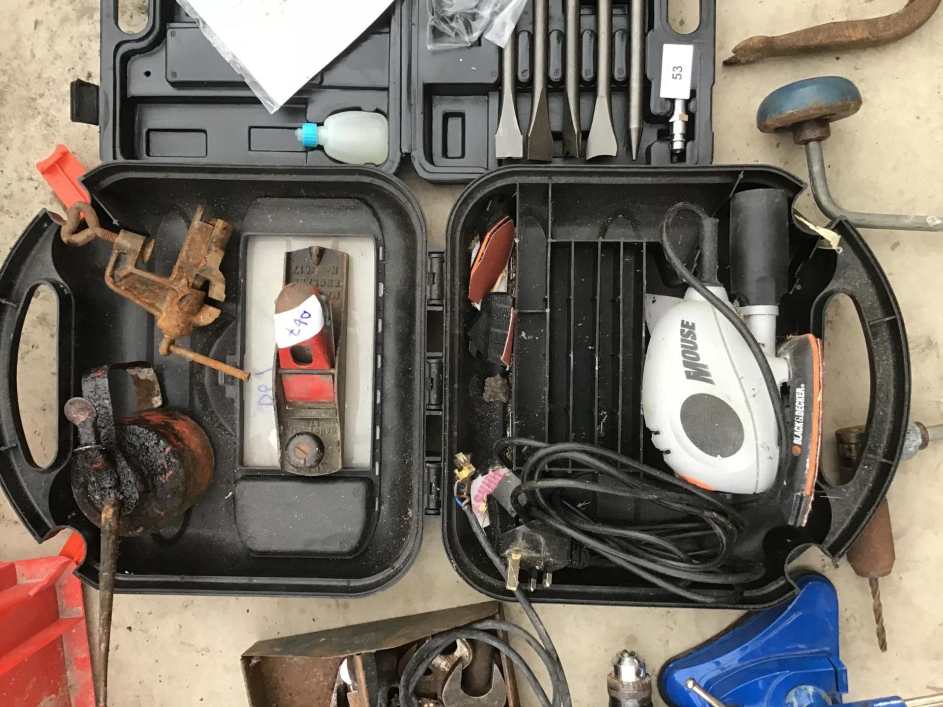 A COLLECTION OF TOOLS TO INCLUDE A CASED MOUSE, A BLACK AND DECKER, AN OIL CAN, VICE AND PLANER - Image 3 of 4