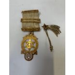 TWO ITEMS - 9CT YELLOW GOLD BROOCH AND 9CT YELLOW GOLD MASONIC MODEL