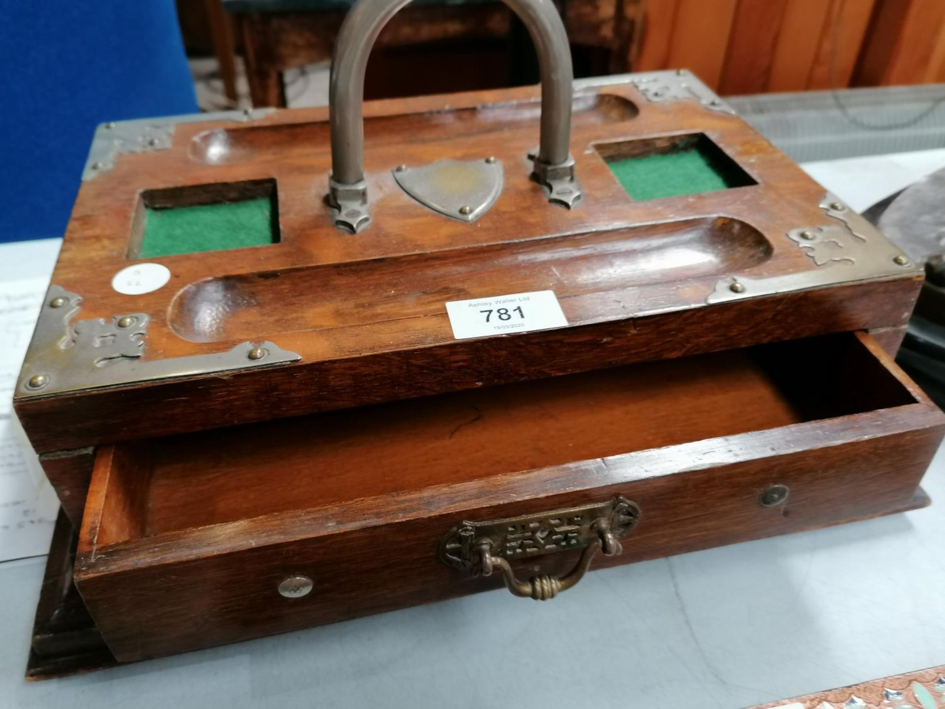 A OAK AND METAL BANDED VINTAGE DESK INKWELL STAND - Image 2 of 2