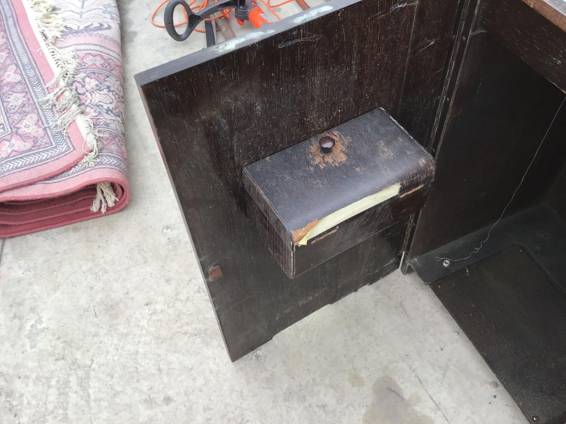 AN ELECTRIC SINGER SEWING MACHINE IN A WOODEN CABINET WITH INNER STORAGE BOX IN WORKING ORDER - Image 3 of 5