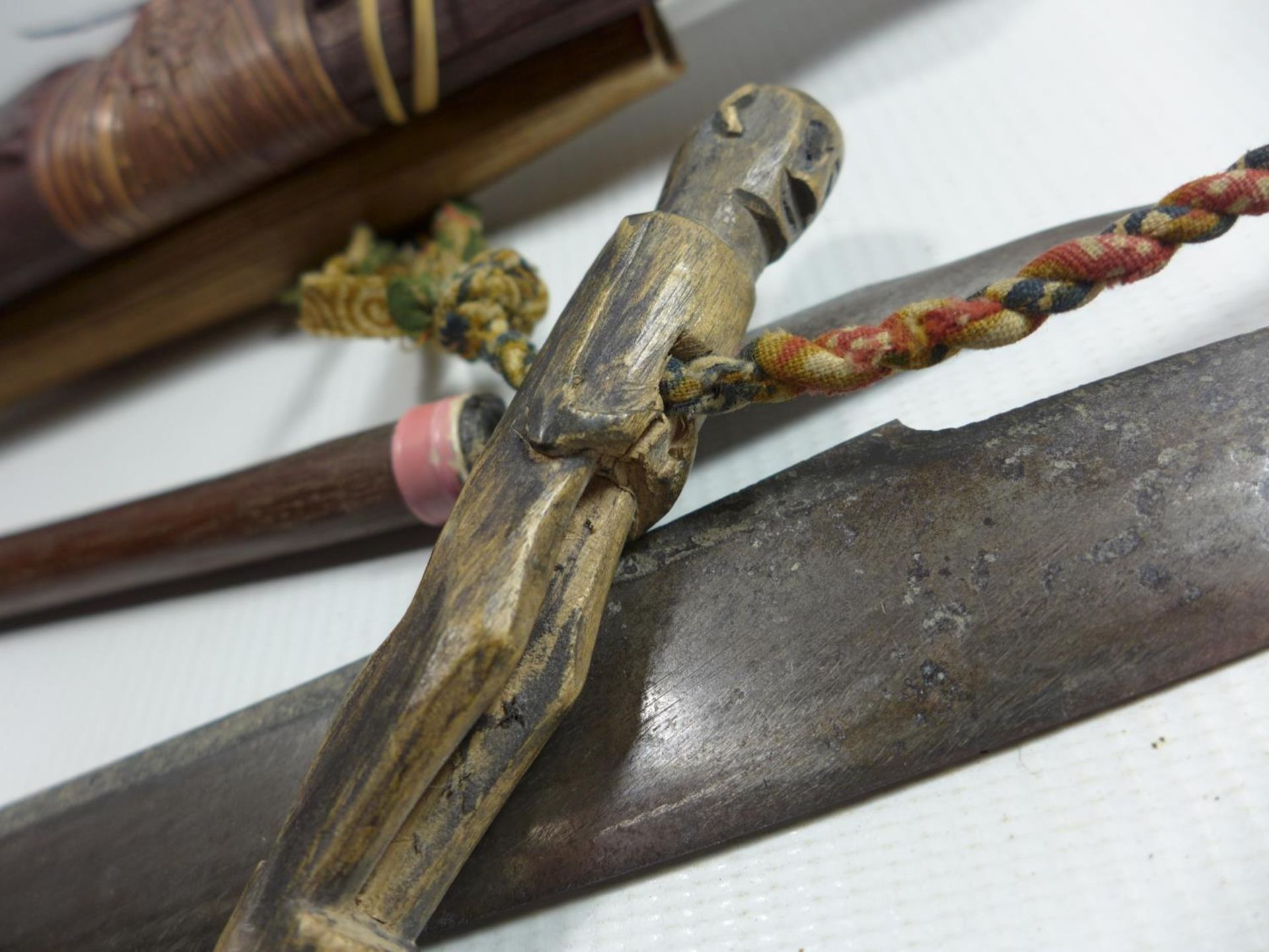 A MANDUA DAYAK HEADHUNTERS SWORD AND SCABBARD, 33.5 CM BLADE - Image 5 of 5