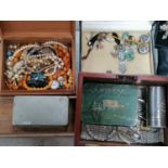A MIXED LOT OF ASSORTED COSTUME JEWELLERY, BEADS, BOXES ETC