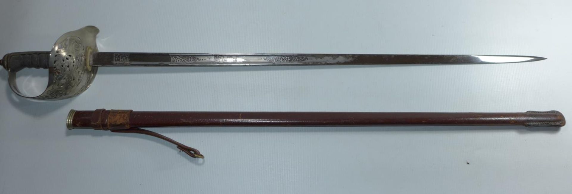 A GEORGE V INFANTRY OFFICERS SWORD AND SCABBARD, 82 CM BLADE