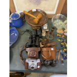 A COLLECTION OF ITEMS TO INCLUDE BINOCULARS, GAVEL, FRUIT DISH ETC