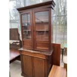 A MAHOGANY BOOKCASE CABINET WITH TWO LOWER DOORS AND ONE DRAWER, TWO UPPER GLAZED DOORS AND INNER