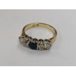 AN 18CT YELLOW GOLD DIAMOND AND SAPPHIRE FIVE STONE RING, WEIGHT 3.7 G