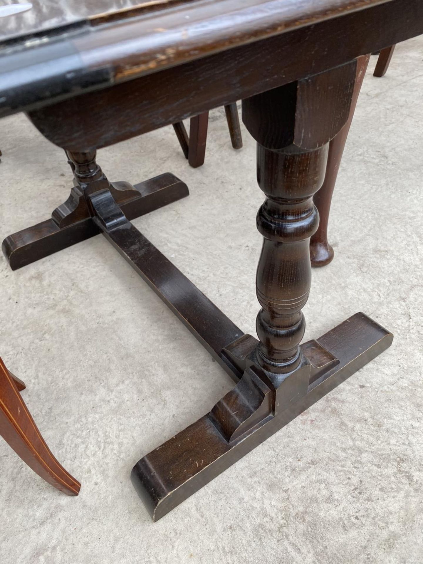 AN ITALIAN INLAID MAHOGANY SEWING TABLE WITH HINGED TOP AND A MAHOGANY COFFEE TABLE - Image 5 of 5