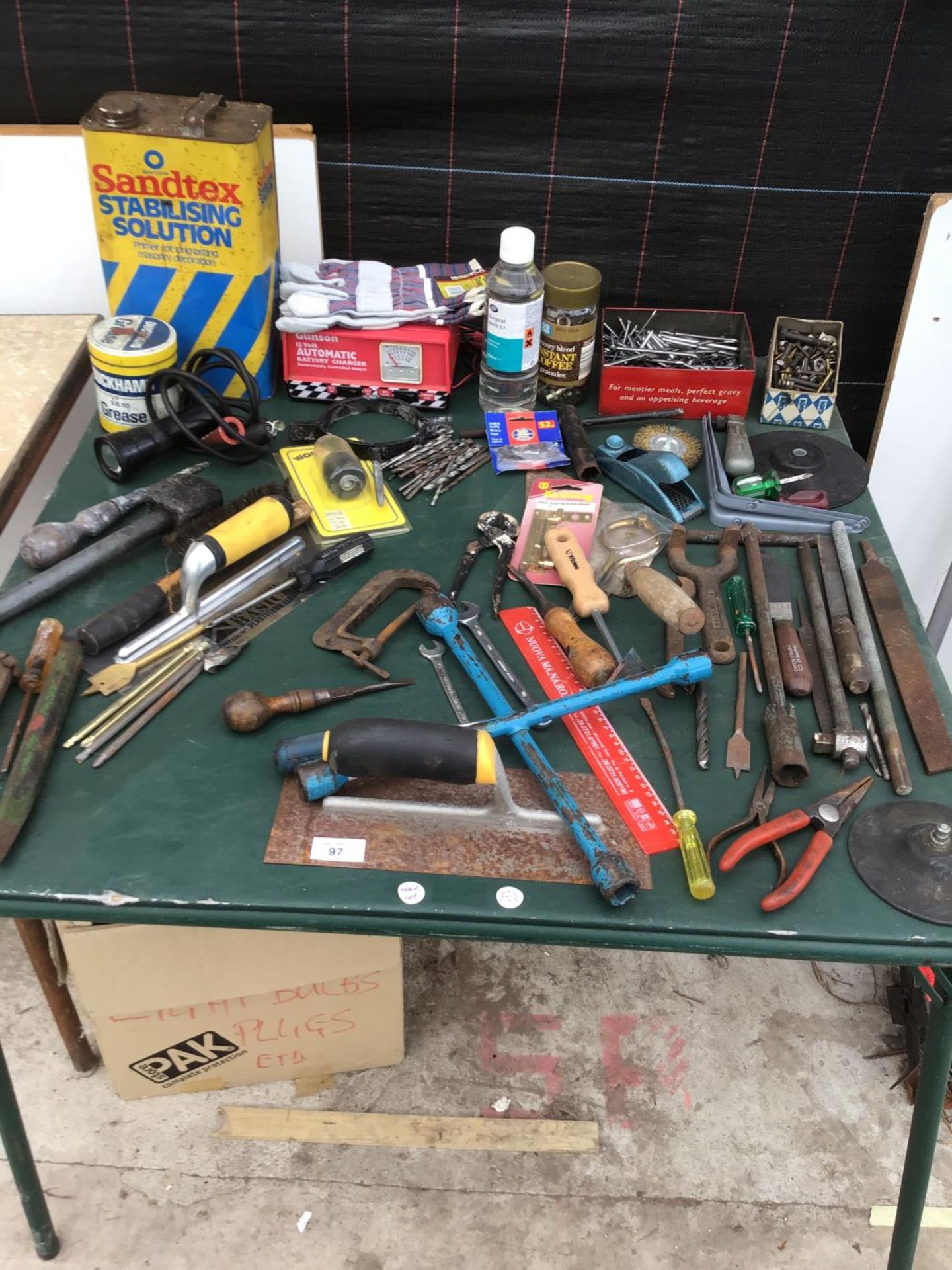 A LARGE COLLECTION OF TOOLS TO INCLUDE SAWS, DRILL BITS, PLIERS, BATTERY CHARGER ETC