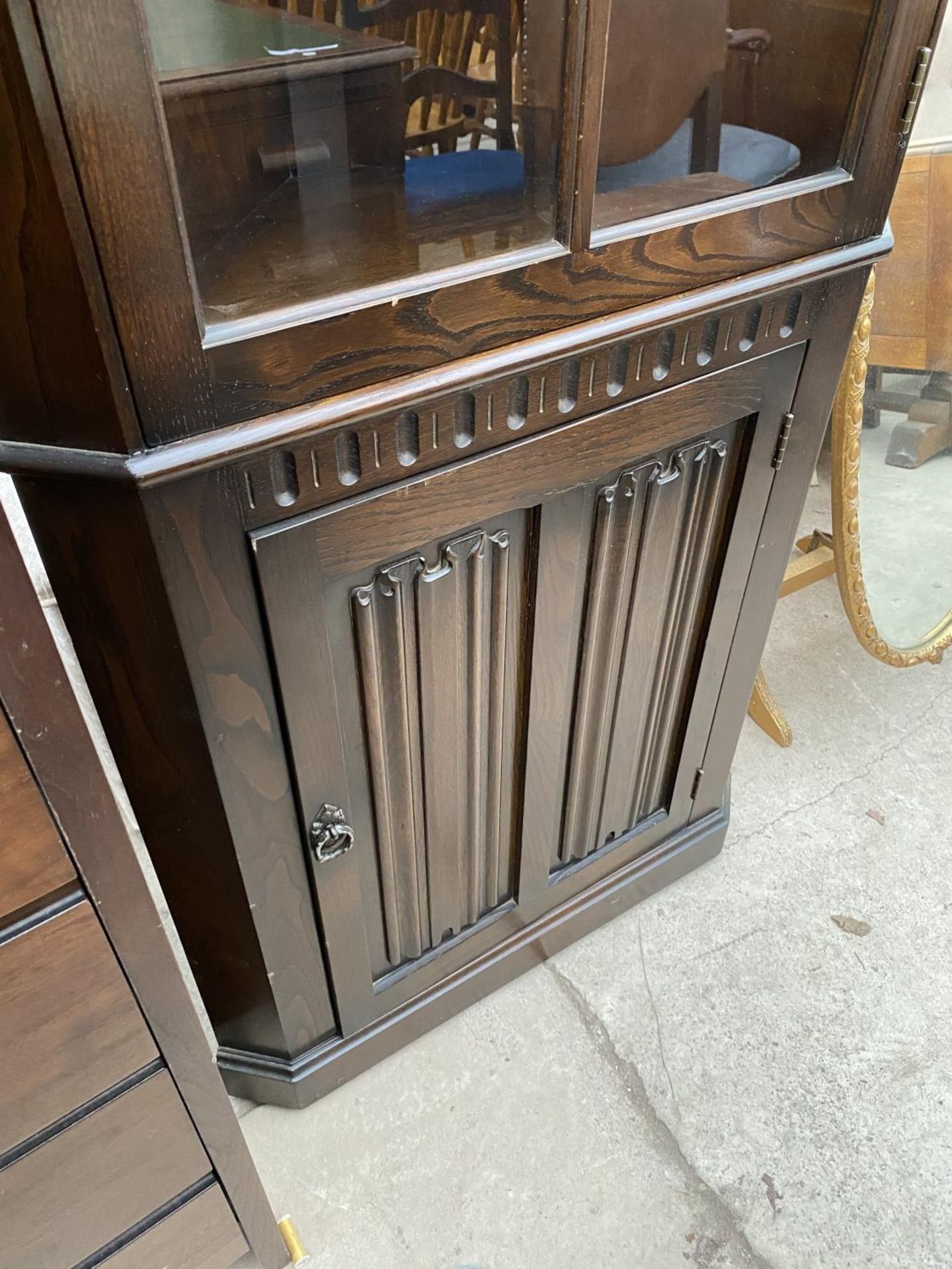 A JAYCEE OAK CORNER CABINET WITH LOWER DOOR AND UPPER GLAZED PANEL DOOR - Image 3 of 3