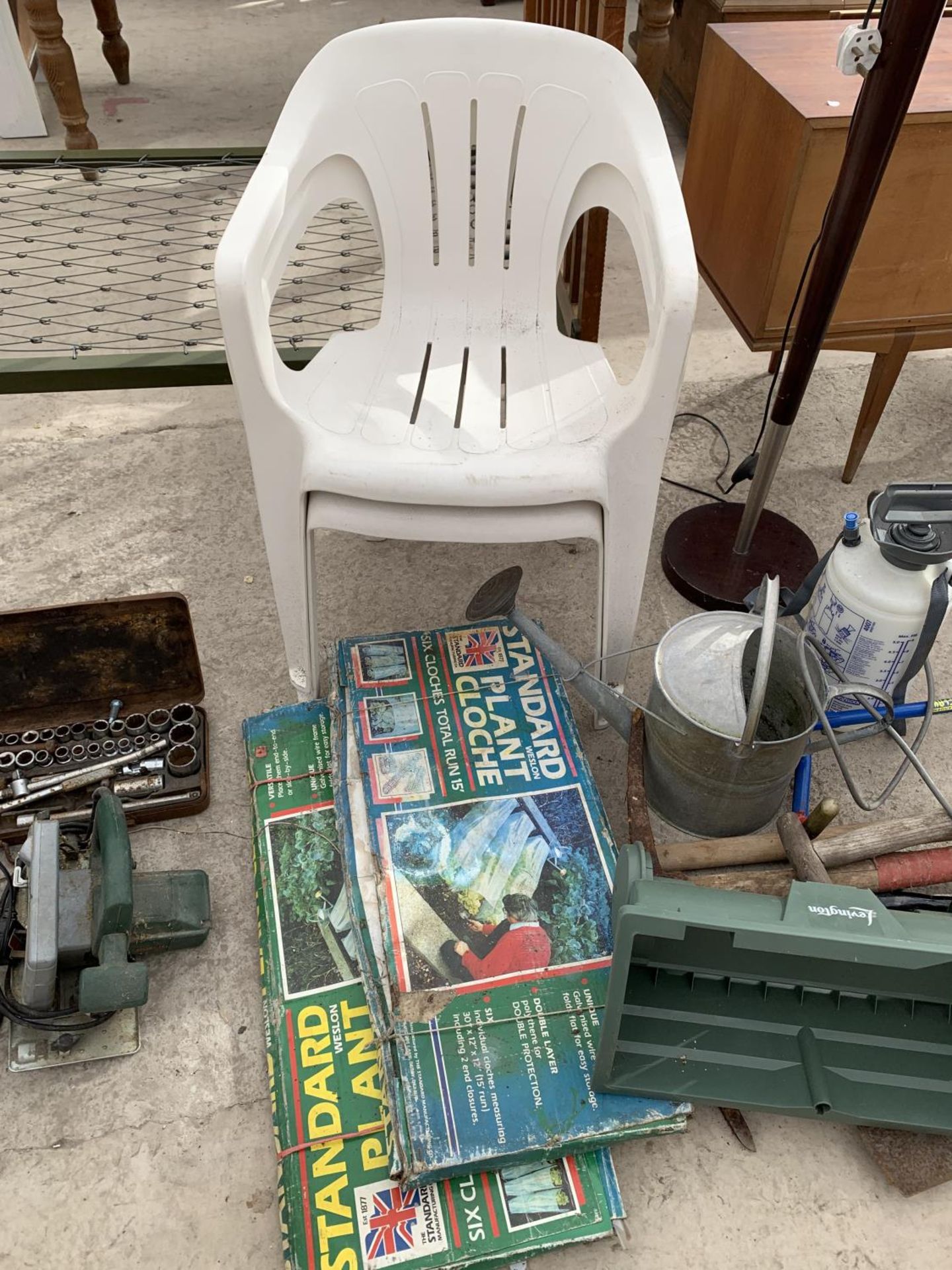 A LARGE COLLECTION OF GARDEN ITEMS TO INCLUDE TWO PLASTIC CHAIRS, TOOLS, GALV WATERING CAN, AND - Image 3 of 3