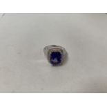 A TANZANITE AND DIAMOND 14K WHITE GOLD CLUSTER RING, RING SIZE N 1/2, WEIGHT 5.7G