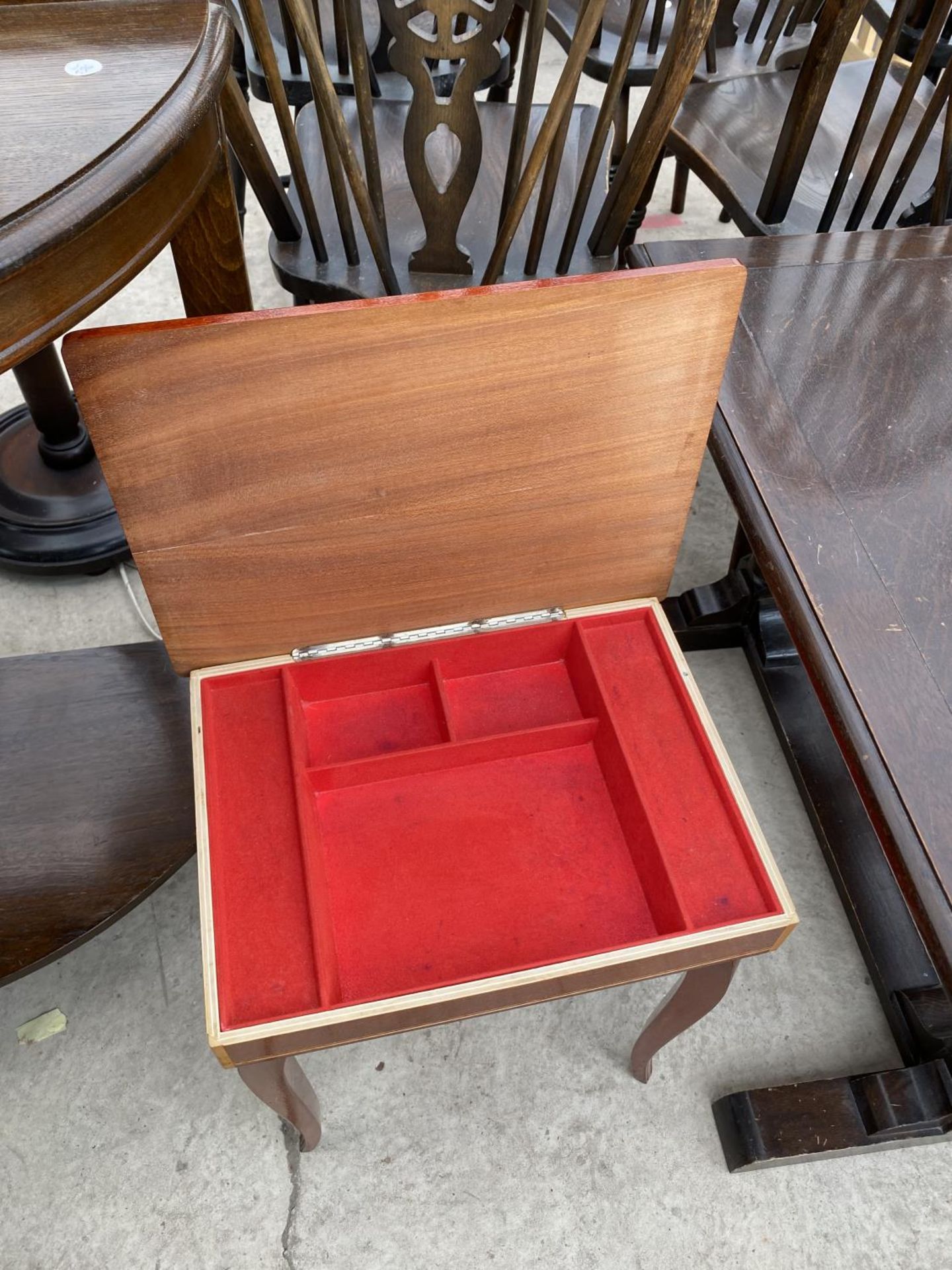 AN ITALIAN INLAID MAHOGANY SEWING TABLE WITH HINGED TOP AND A MAHOGANY COFFEE TABLE - Image 3 of 5