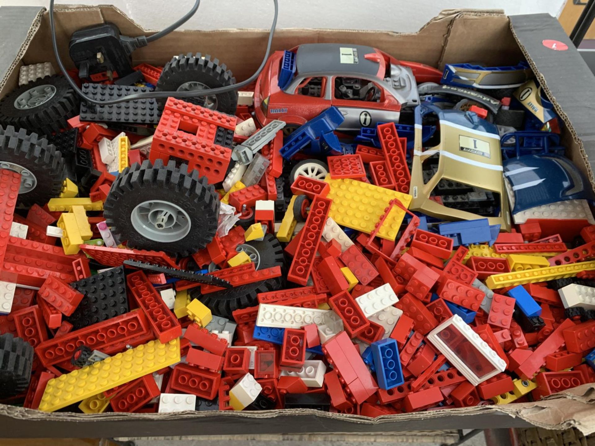 A LARGE BOX OF LEGO TO INCLUDE CAR PARTS - Image 2 of 2